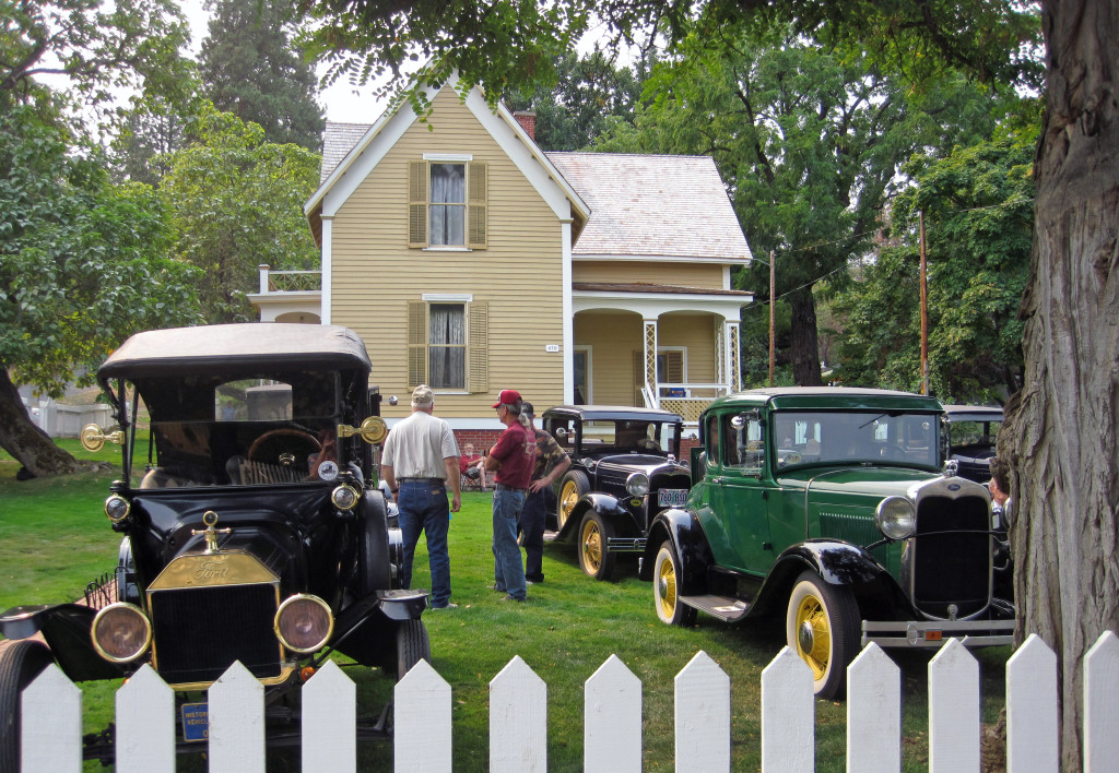 Rogue Valley Model A's at Beekman House